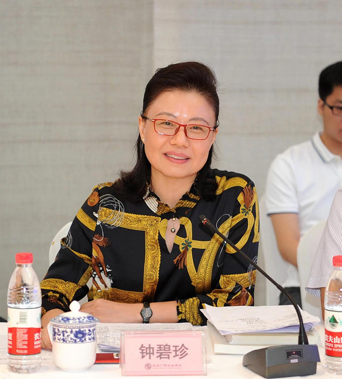 梧州市委常委、統(tǒng)戰(zhàn)部部長(zhǎng)鐘碧珍發(fā)言